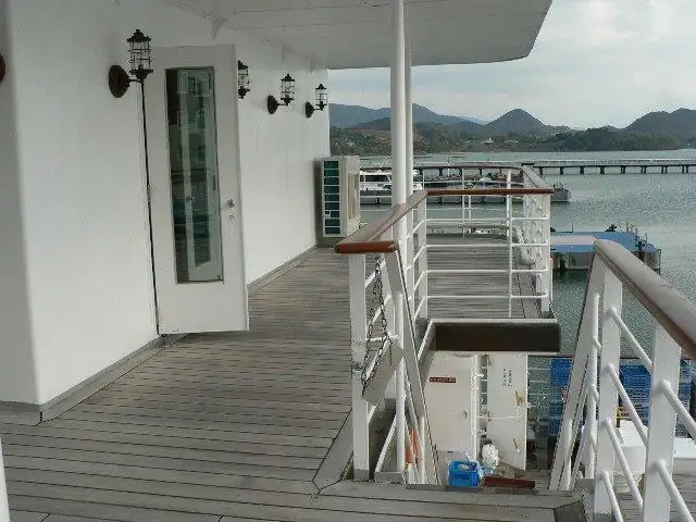Tàu hai thân để bán