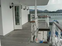 Tàu hai thân để bán