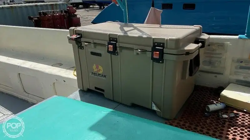 Tàu du lịch để bán