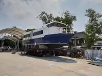 Tàu chở khách rao bán