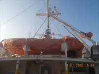 Tàu chở thủy thủ đoàn để bán