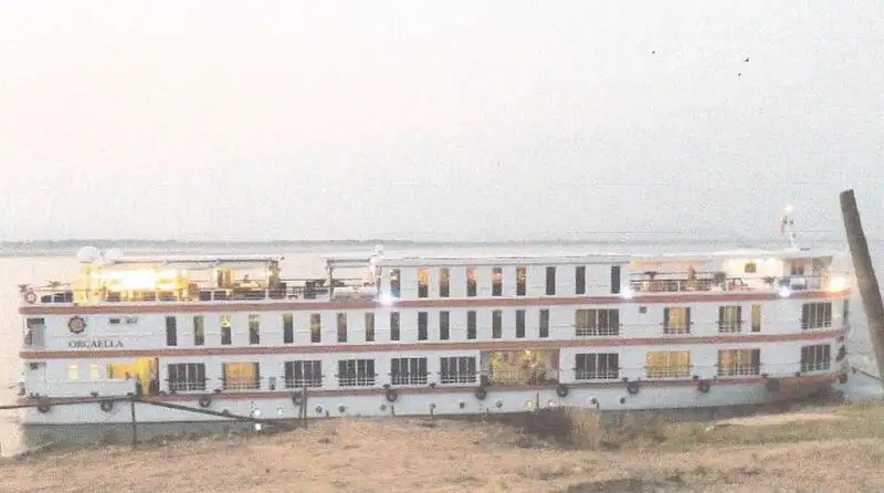 Tàu du lịch để bán