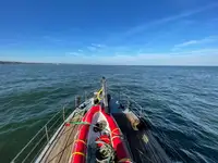 Tàu làm việc để bán
