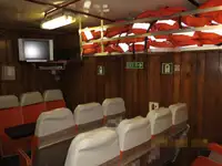 Tàu chở thủy thủ đoàn để bán