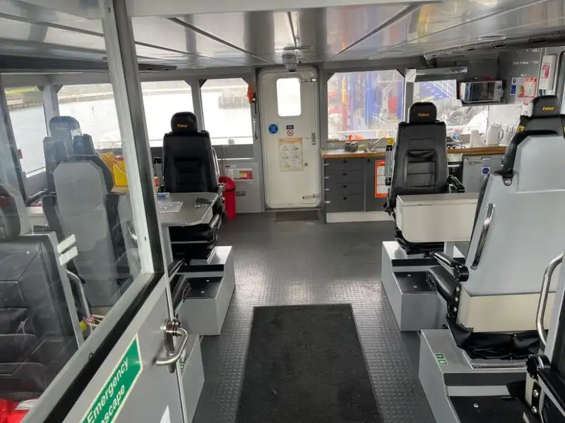 Tàu container để bán