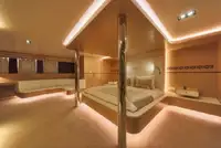 Tàu du lịch để bán