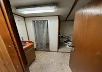 Tàu chở thủy thủ đoàn để bán