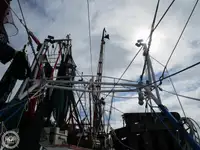 Tàu kéo lưới để bán