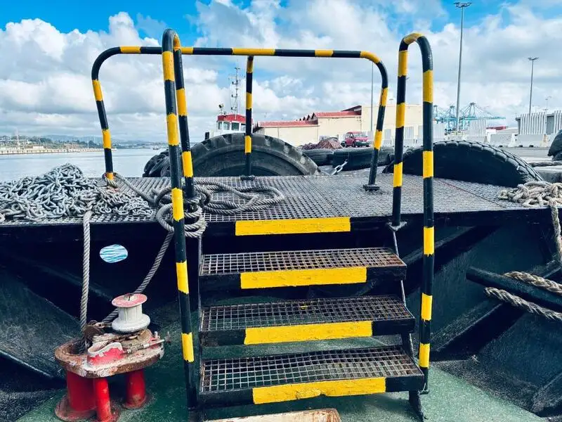 Tàu làm việc để bán