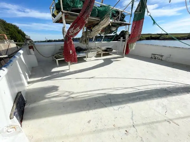 Tàu kéo lưới để bán