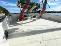 Tàu kéo lưới để bán