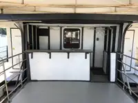 Tàu chở khách và hàng hóa để bán