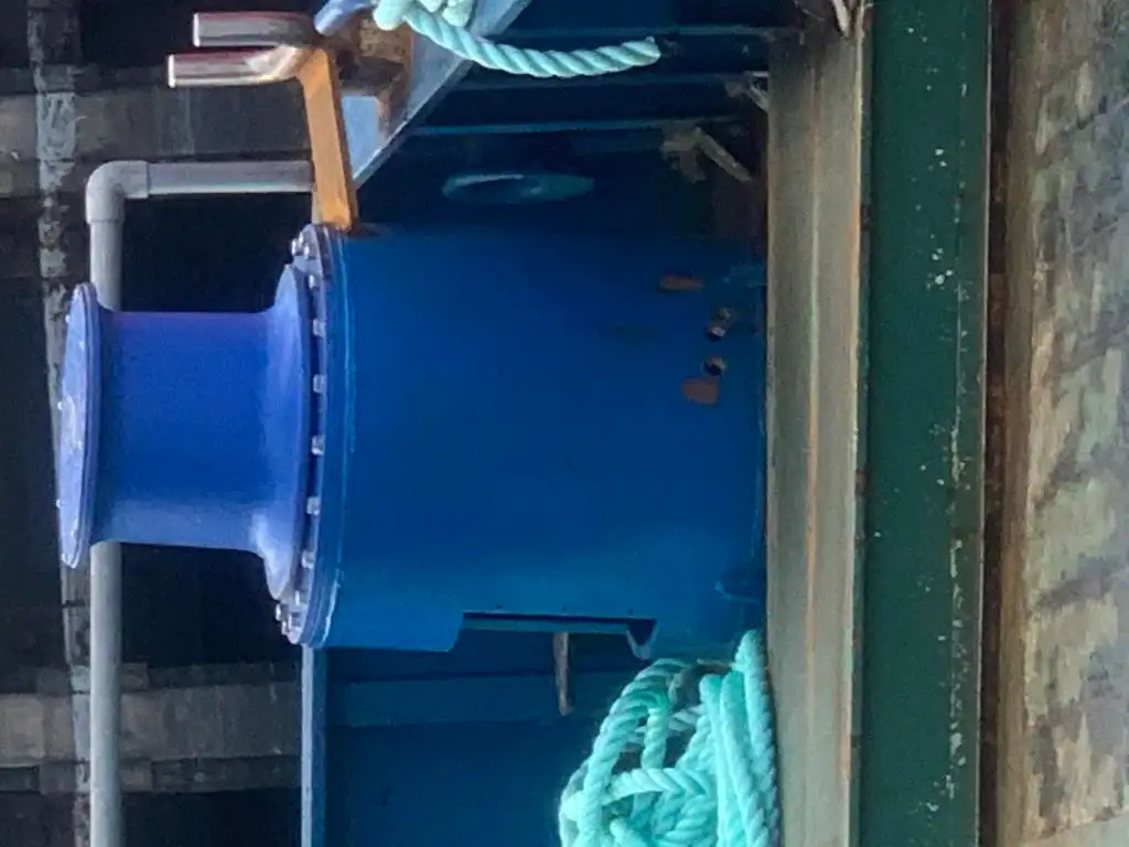 Tàu làm việc để bán