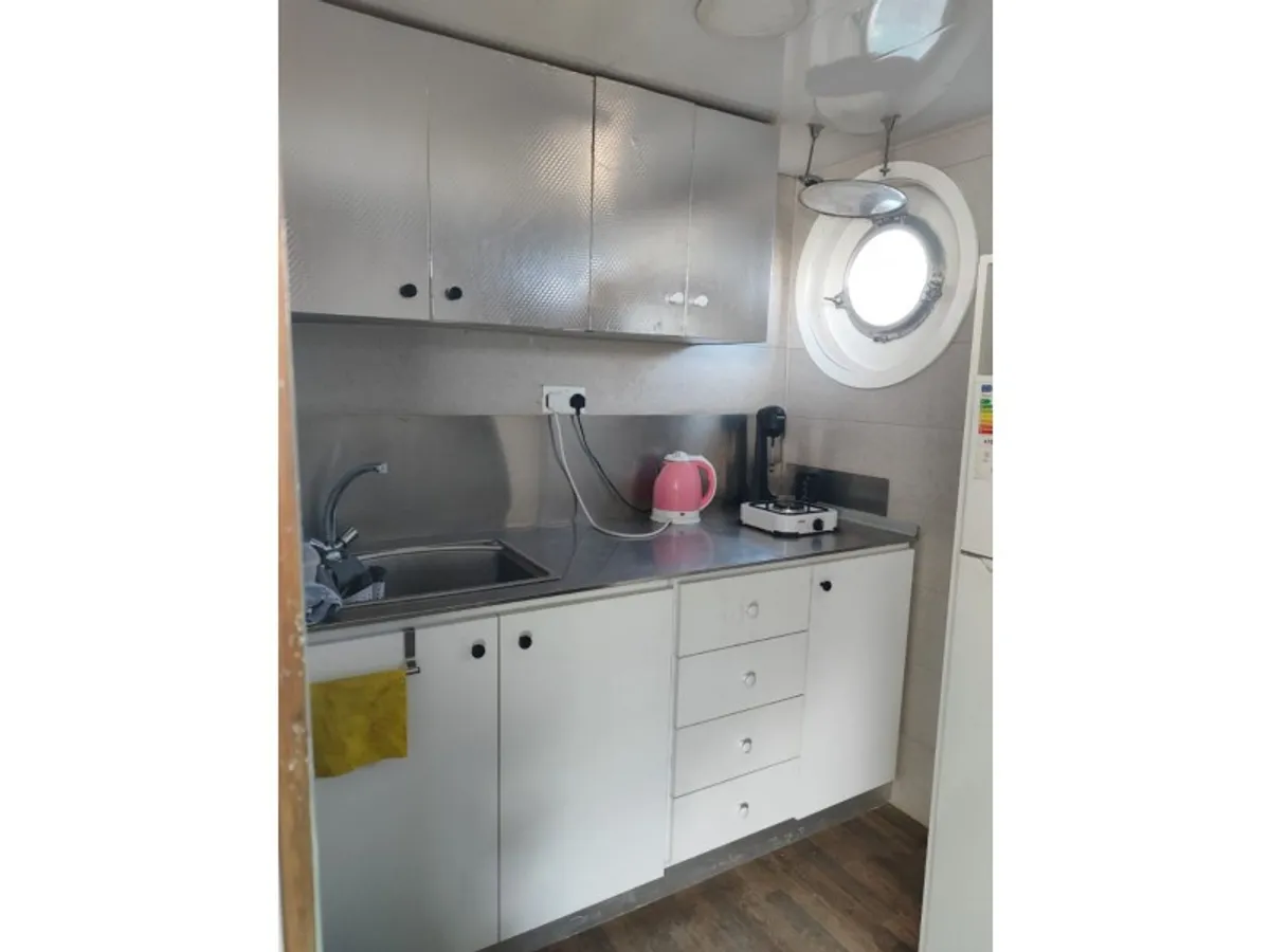 Tàu container để bán