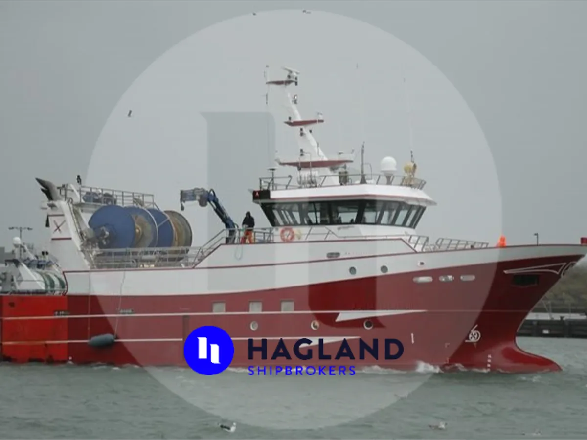 Tàu kéo lưới để bán