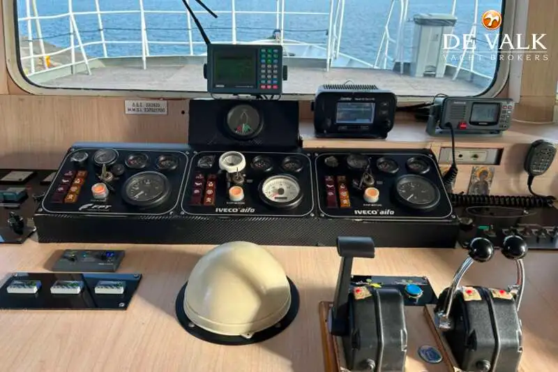 Tàu du lịch để bán