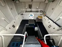 Tàu chở thủy thủ đoàn để bán