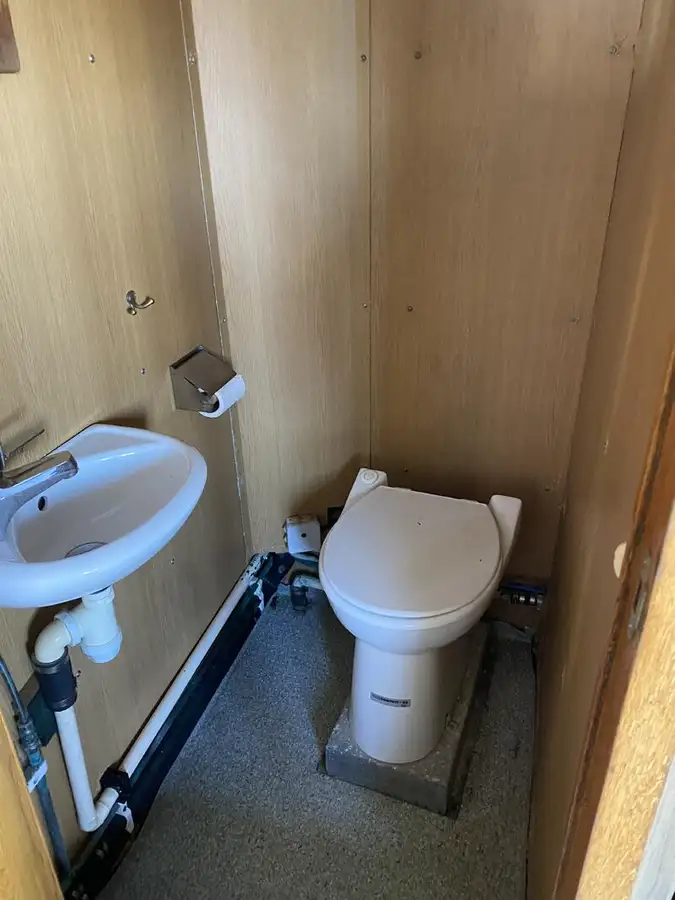 Tàu chở thủy thủ đoàn để bán