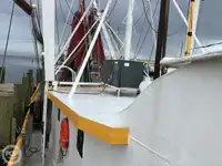 Tàu kéo lưới để bán