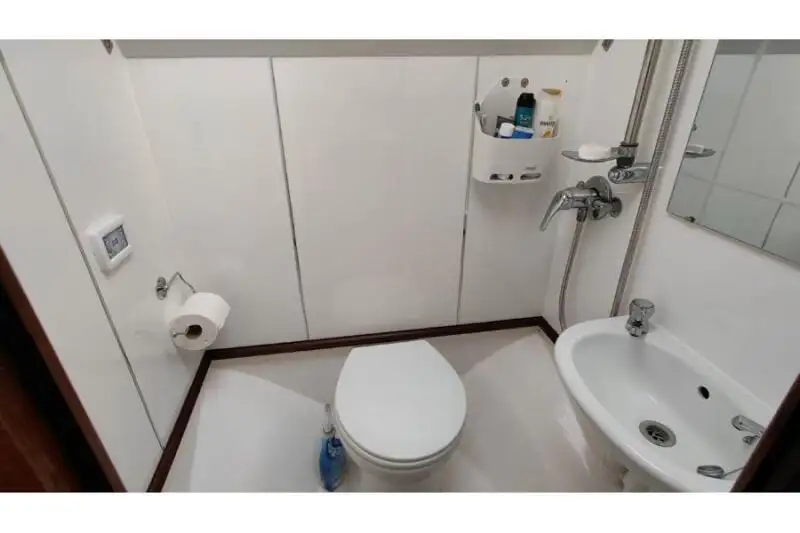 Tàu kéo lưới để bán