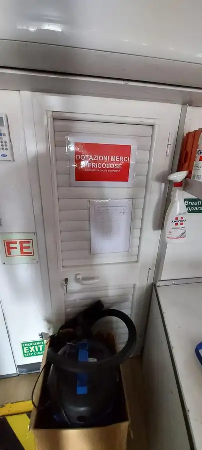 Tàu chở thủy thủ đoàn để bán