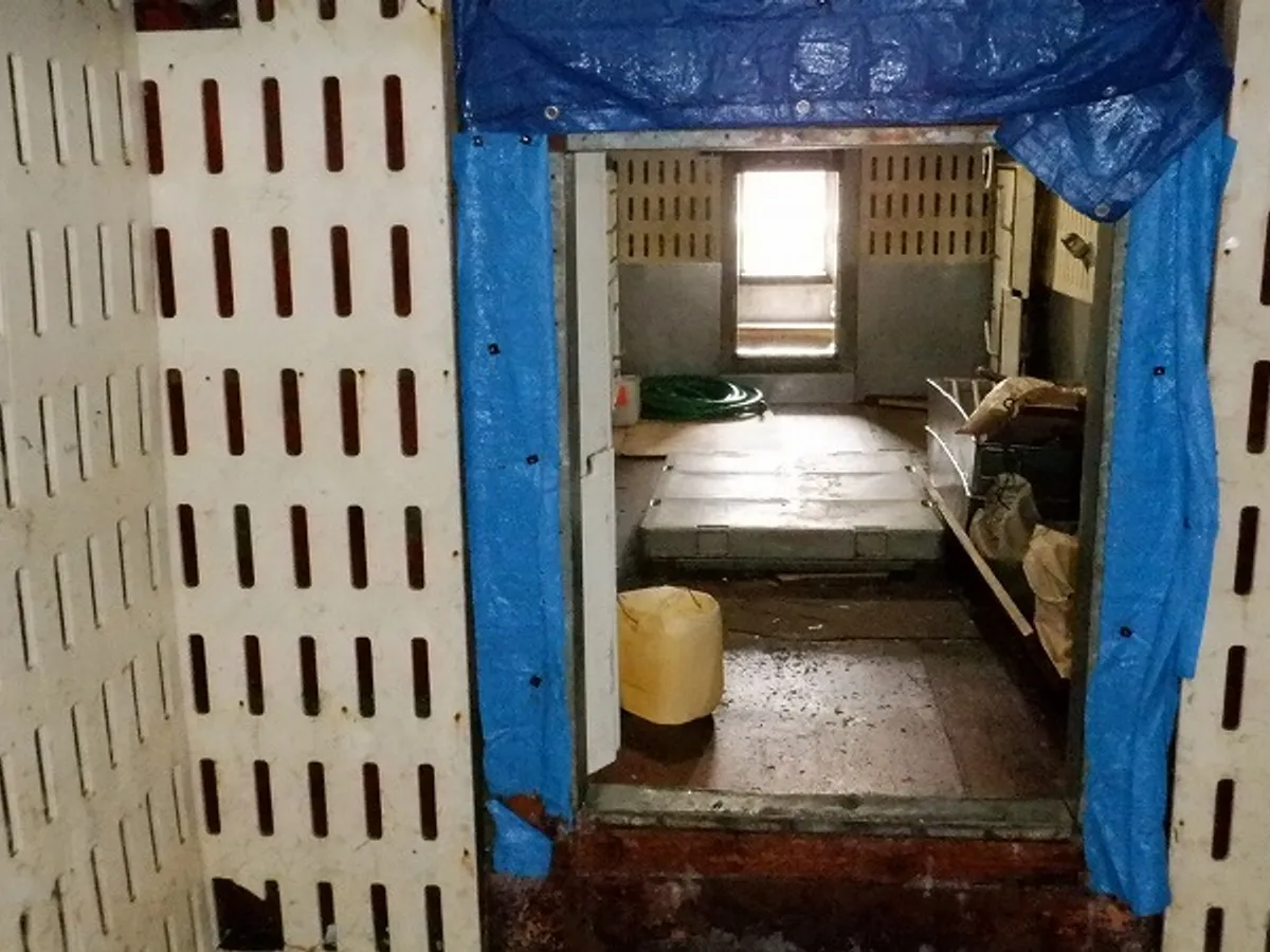 Tàu câu dài để bán