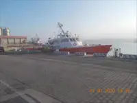 Tàu chở thủy thủ đoàn để bán