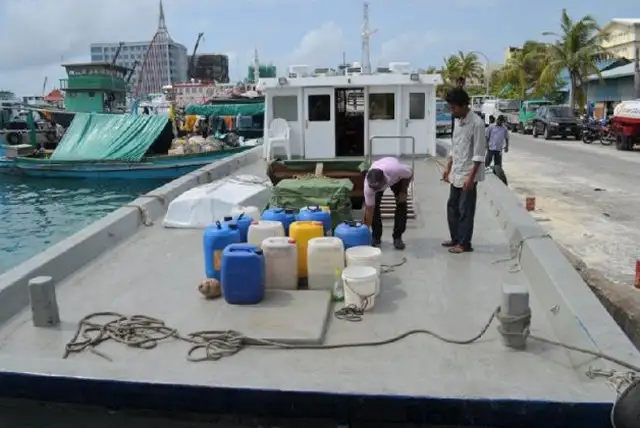 Tàu chở thủy thủ đoàn để bán