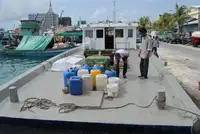 Tàu chở thủy thủ đoàn để bán