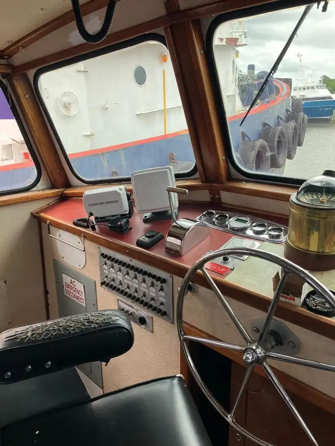 Tàu chở thủy thủ đoàn để bán