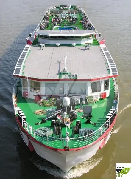 Tàu du lịch để bán