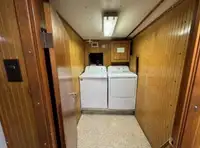 Tàu chở thủy thủ đoàn để bán