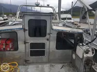 Tàu chở thủy thủ đoàn để bán