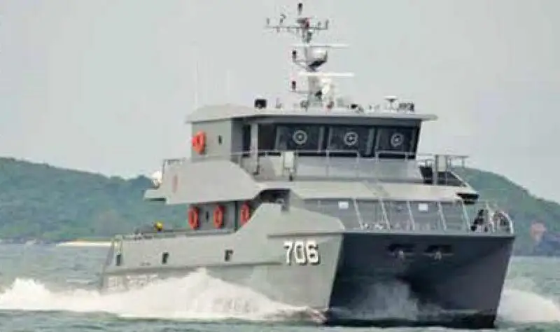 Tàu hai thân để bán