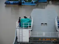 Tàu container rao bán