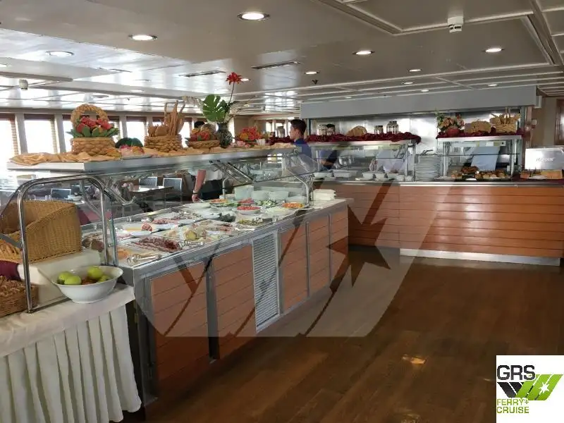 Tàu du lịch để bán