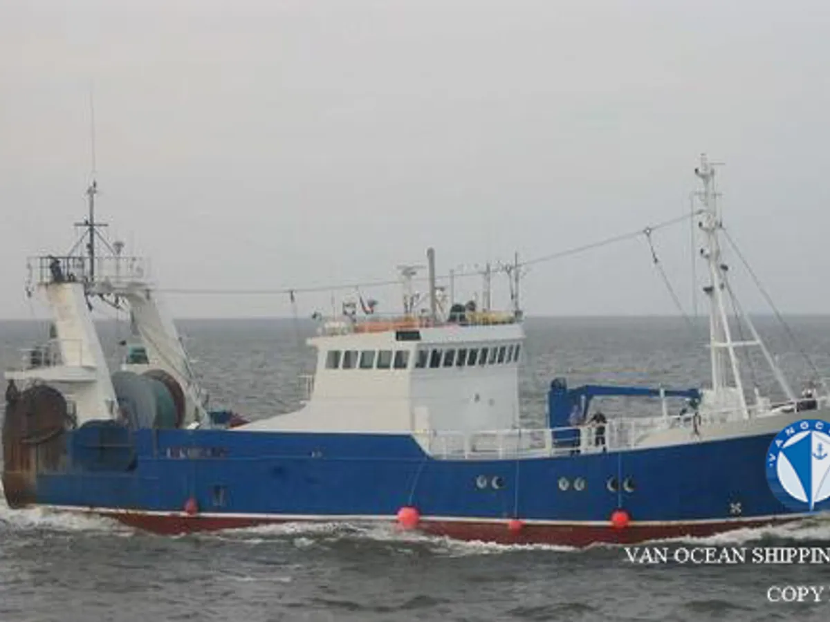 Tàu kéo lưới để bán