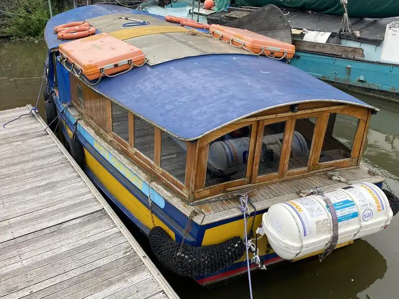 Tàu phà để bán