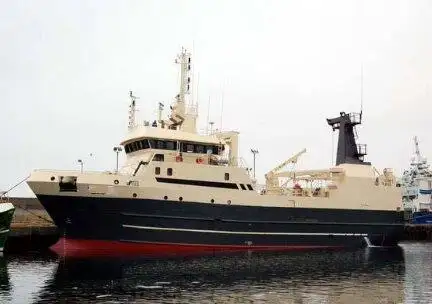 Tàu kéo lưới để bán