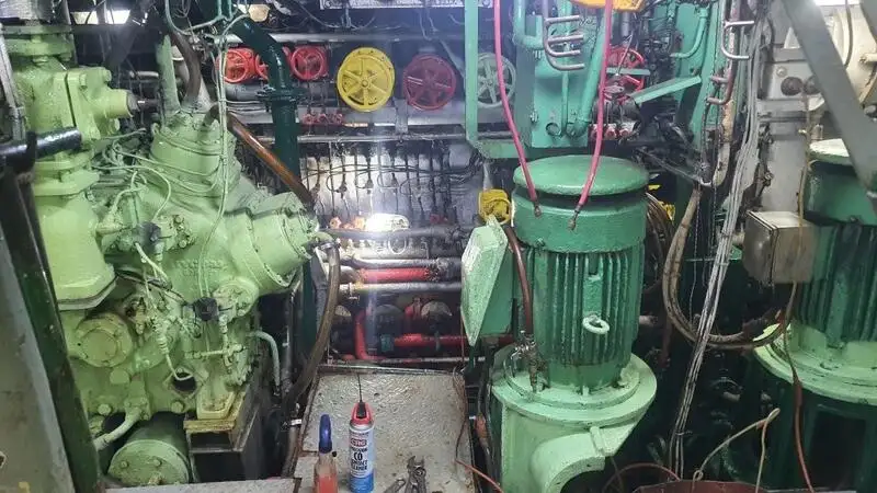 Tàu câu dài để bán