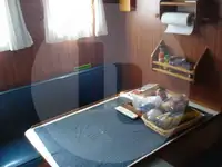 Tàu chở cá sống để bán