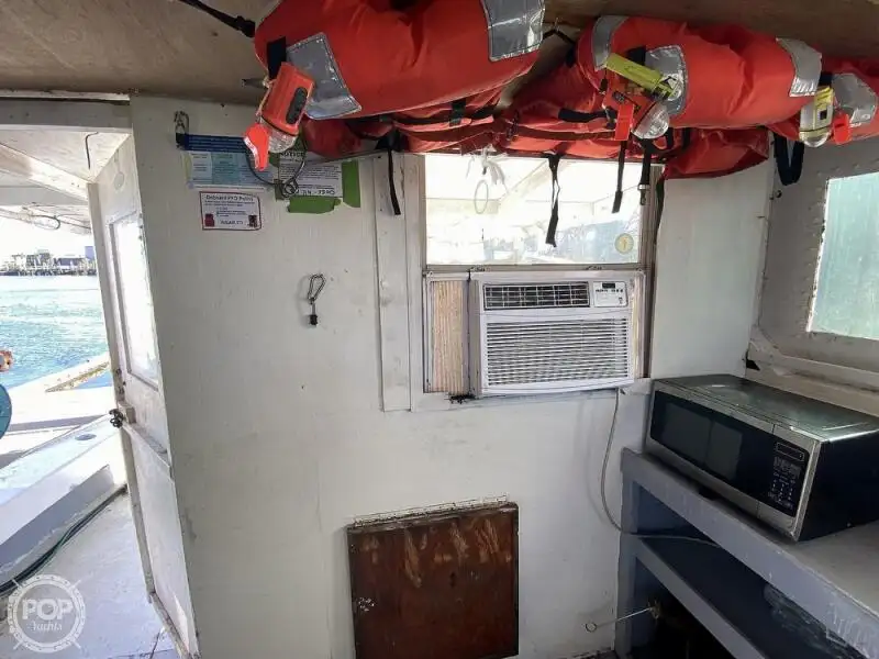 Tàu kéo lưới để bán