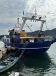 Tàu kéo lưới để bán