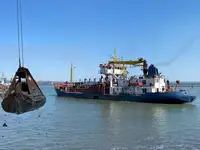 Tàu nạo vét để bán