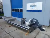 Tàu làm việc để bán