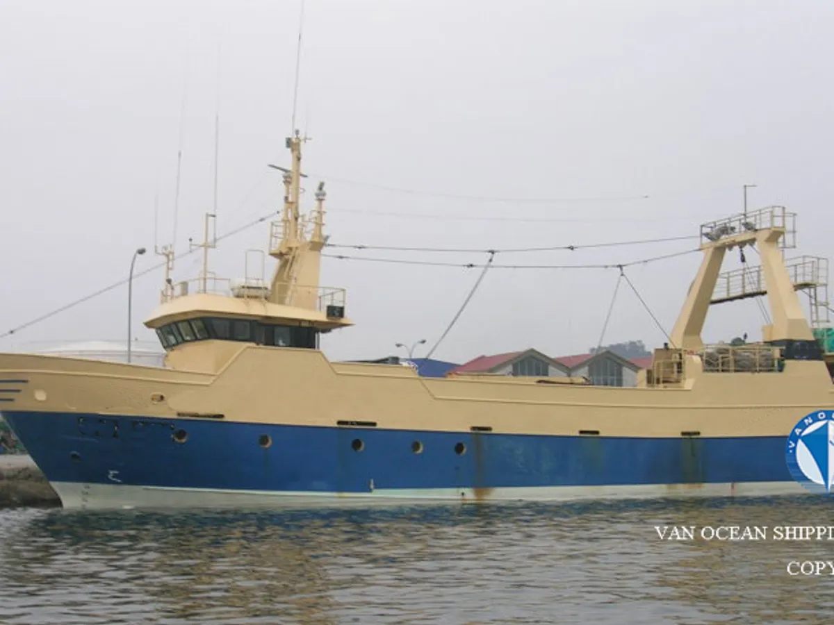 Tàu kéo lưới để bán