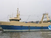 Tàu kéo lưới để bán