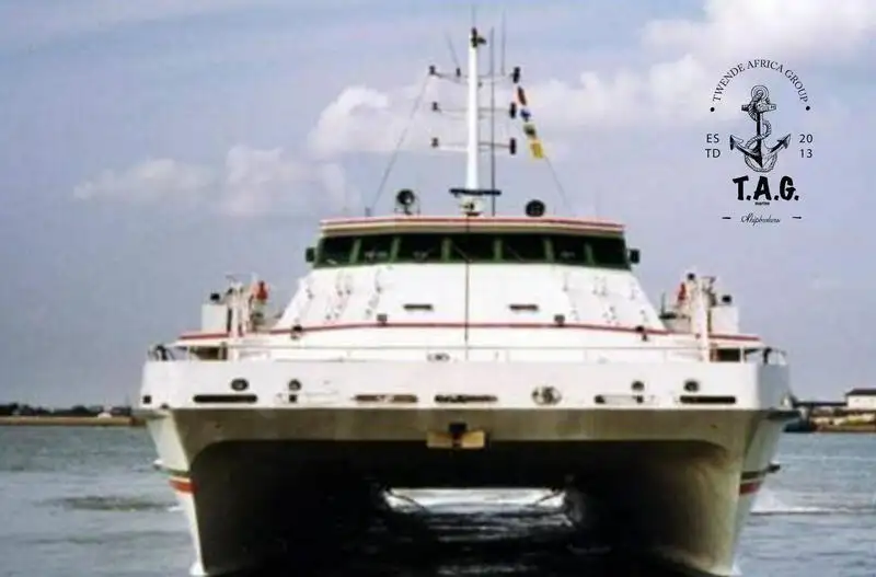 Tàu hai thân để bán