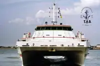 Tàu hai thân để bán