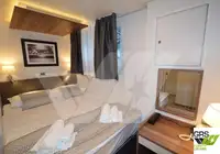 Tàu du lịch để bán